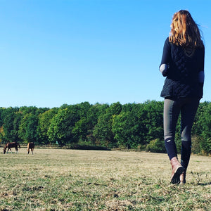 Les chaussettes d'équitation Fixity West Island offrent une sensation de jambes légères à la cavalière comme au cavalier, à cheval et à pieds. Portées par dessus un pantalon d'équitation, elles permettent de monter en boots, ou calent chaps et bottes. 